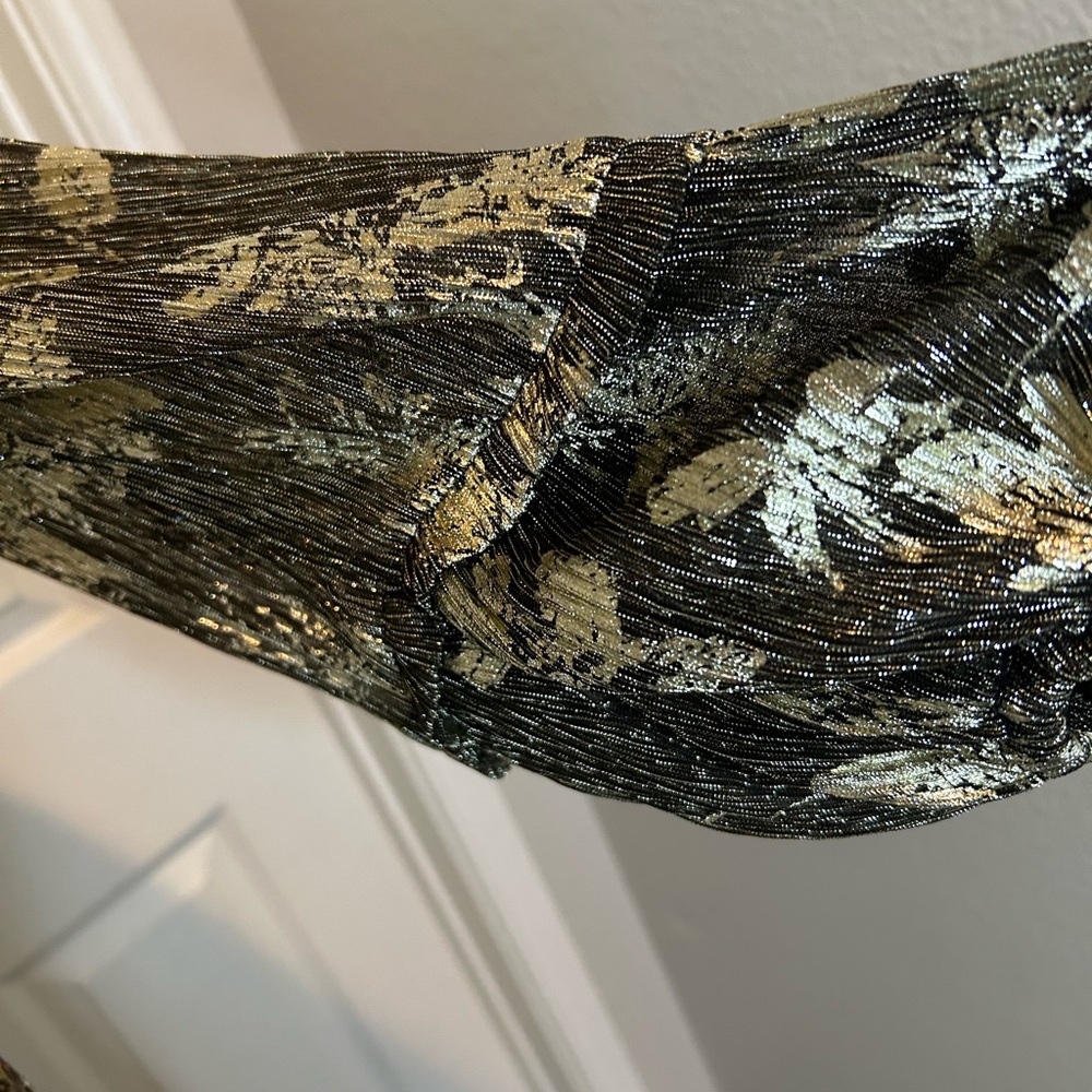 XS, fits up to M Vince Camuto Black Gold Floral Foil Split Neck Ruffle Dress - Picture 6 of 8